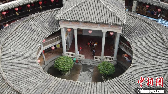 村民在土楼内忙着包粽子。 永定土楼景区供图 村民在土楼内忙着包粽子。 永定土楼景区供图