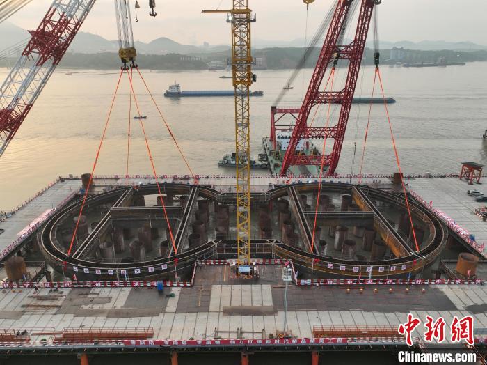 世界最大哑铃型钢围堰吊装到位现场图。　完颜亮 摄