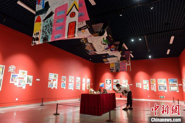 图为市民参观展览。　吕明 摄