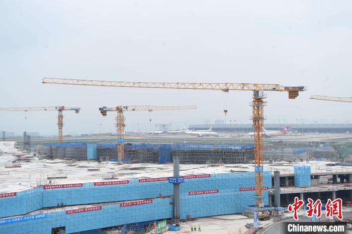 图为重庆江北国际机场T3B航站楼混凝土主体结构封顶现场。　陈超 摄