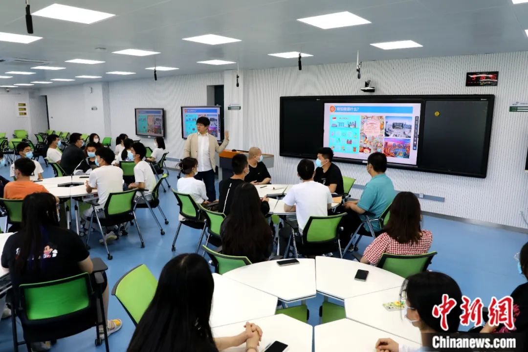 本文受访者范磊正在为学生授课。<a target='_blank' href='/'>中新社</a>记者 李欣 摄