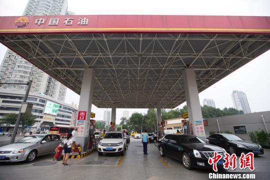 资料图:车辆正在加油站加油。 张云 摄 资料图:车辆正在加油站加油。 张云 摄