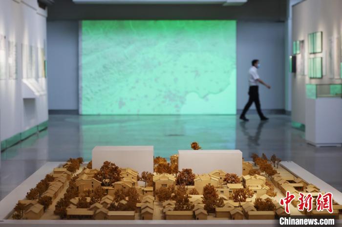 “金陵瑰宝国之巨匠：吴良镛学术成就展”于南京金陵美术馆开幕。　泱波 摄