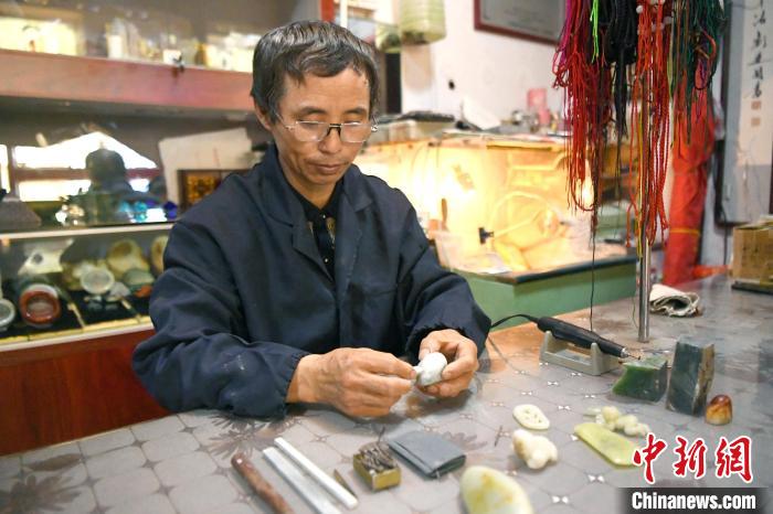 图为孙殿国制作玉石印章。　刘建斌 摄