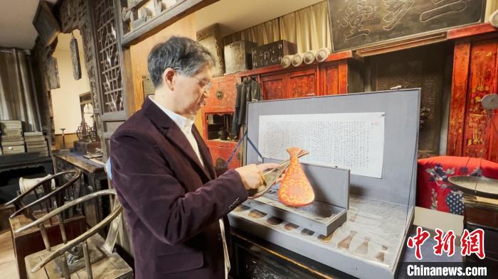 陈旭收藏的晋商实物遗存,涵盖政治经济、军事商贸、文化习俗等多个方面。图为陈旭讲解藏品戥子用途和材质。 张立程 摄 陈旭收藏的晋商实物遗存,涵盖政治经济、军事商贸、文化习俗等多个方面。图为陈旭讲解藏品戥子用途和材质。 张立程 摄