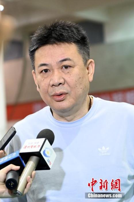 图为5月25日，中国女排主教练蔡斌接受媒体采访。 <a target='_blank' href='/'>中新社</a>记者 张金川 摄