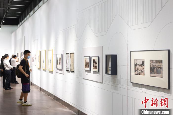 展览收集了一批极为珍贵的史料文件，展现了吴良镛先生多年来的学术成就。　泱波 摄