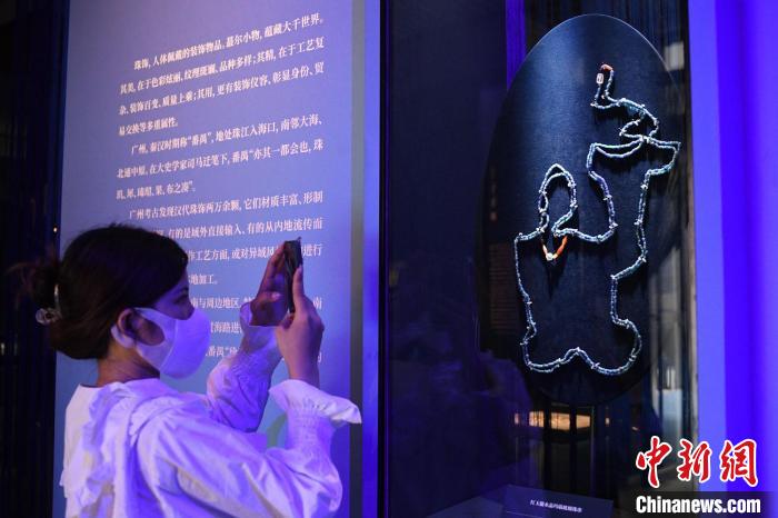 民众观看展览 陈楚红 摄 民众观看展览 陈楚红 摄