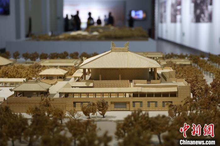 吴良镛先生主持参与了多个重大工程项目，在建筑设计、城市规划、区域研究等方面均取得了令人惊叹的成绩。　泱波 摄