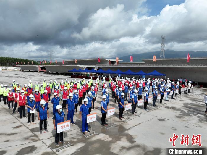 “广湛铁路青工技术比武”大赛在广湛铁路阳西制梁场拉开帷幕 魏婕 摄 “广湛铁路青工技术比武”大赛在广湛铁路阳西制梁场拉开帷幕 魏婕 摄