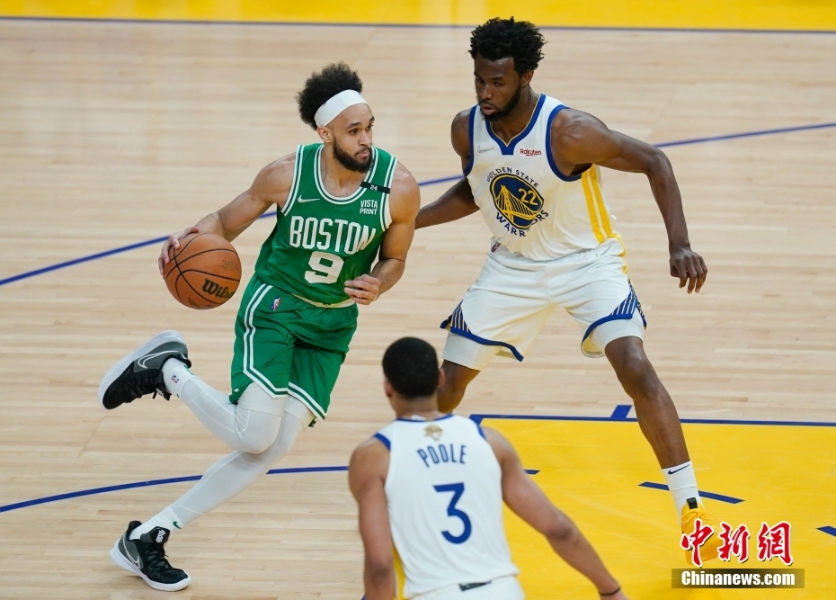 当地时间6月2日，凯尔特人队球员怀特（左）在比赛中进攻。 <a target='_blank' href='/'>中新社</a>记者 刘关关 摄