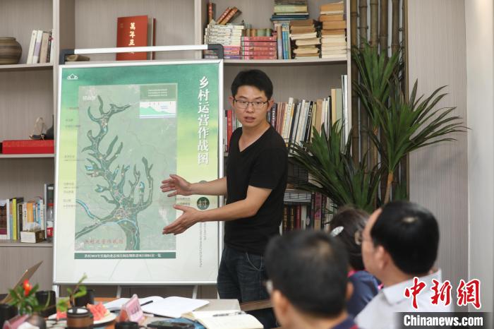 洪村运营商介绍乡村运营相关规划。　单倩霞 摄