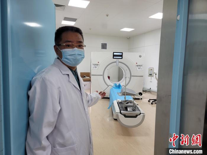 博鳌乐城国际医疗旅游先行区，瑞金海南医院党委副书记廖光锐展示院内医疗设备。　王晓斌 摄