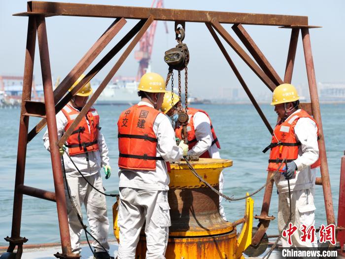 图为安装现场。　中交一航局供图