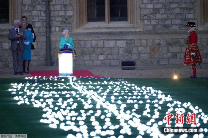 当地时间6月2日，英国女王伊丽莎白二世参加白金禧年庆典首日活动。