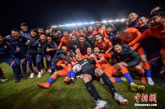 资料图：山东泰山队庆祝夺冠。图片来源：ICphoto