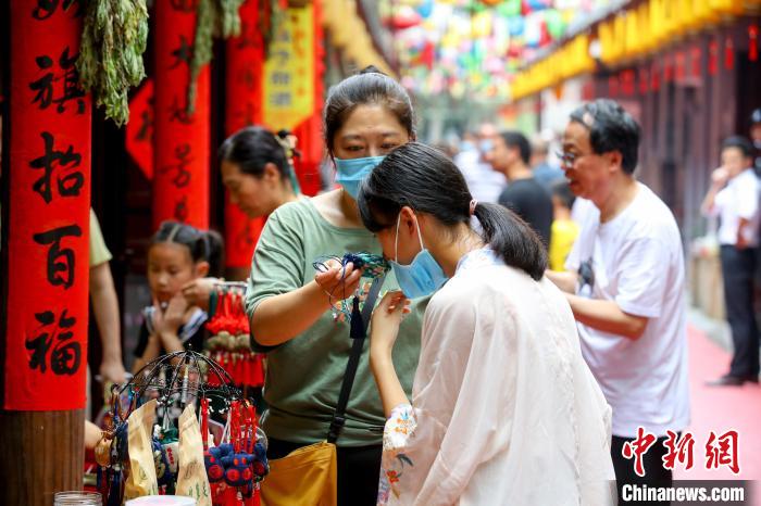 游客在秭归非遗小巷选购香囊。　张畅 摄
