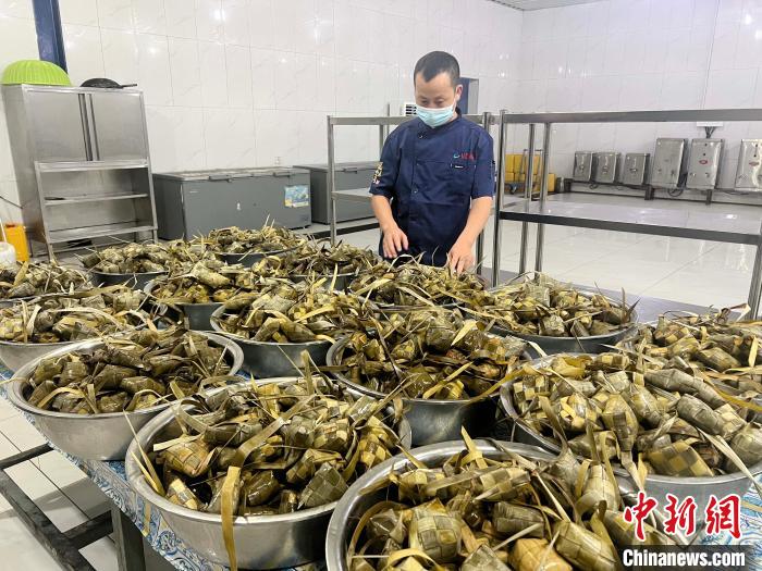 图为包好的粽子准备分发给员工。　周渊 供图