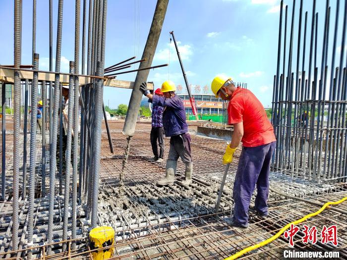 工人进行浇筑作业 许无疾 摄