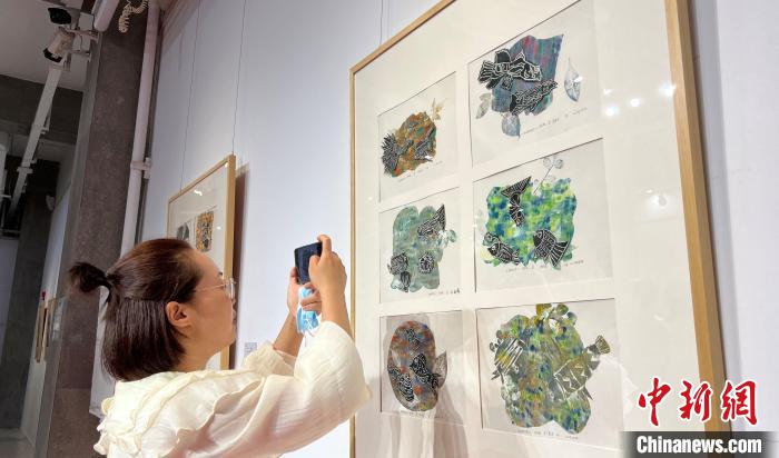 图为观众观看中日少儿版画作品。　肖江川 摄