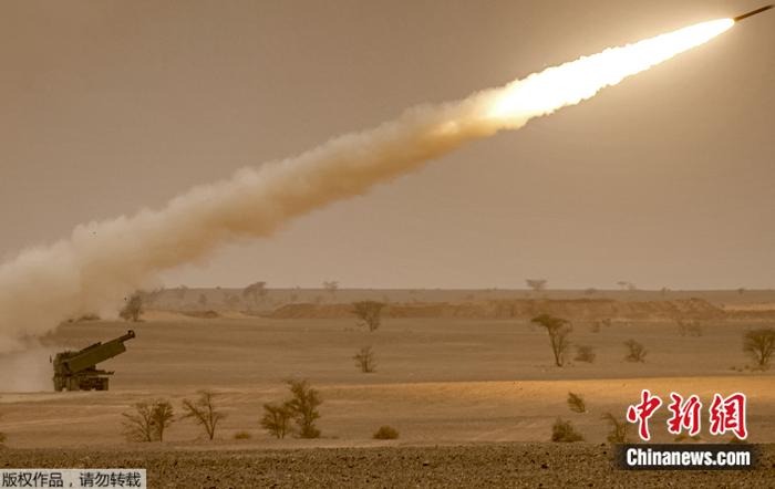 “海马斯”高机动多管火箭炮系统。