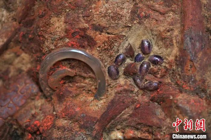 棺内出土玛瑙饰件 山西省考古研究院供图 棺内出土玛瑙饰件 山西省考古研究院供图