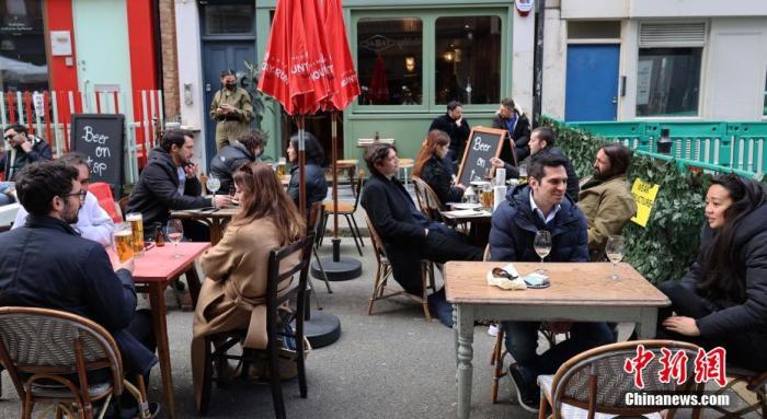资料图:英国一户外营业的酒吧。<a target='_blank' href='/'>中新社</a>发 张梦琪 摄 资料图:英国一户外营业的酒吧。<a target='_blank' href='/'>中新社</a>发 张梦琪 摄
