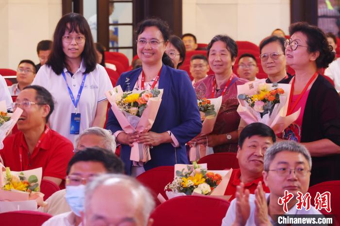 学子们向老教师们献花。 泱波 摄 学子们向老教师们献花。 泱波 摄