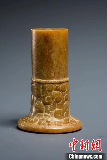 墓葬中出土的玉柄帽 山西省考古研究院供图 墓葬中出土的玉柄帽 山西省考古研究院供图