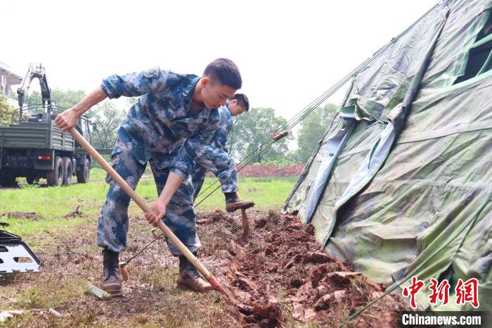 到达预定地域，搭建野战帐篷。　唐彪 摄