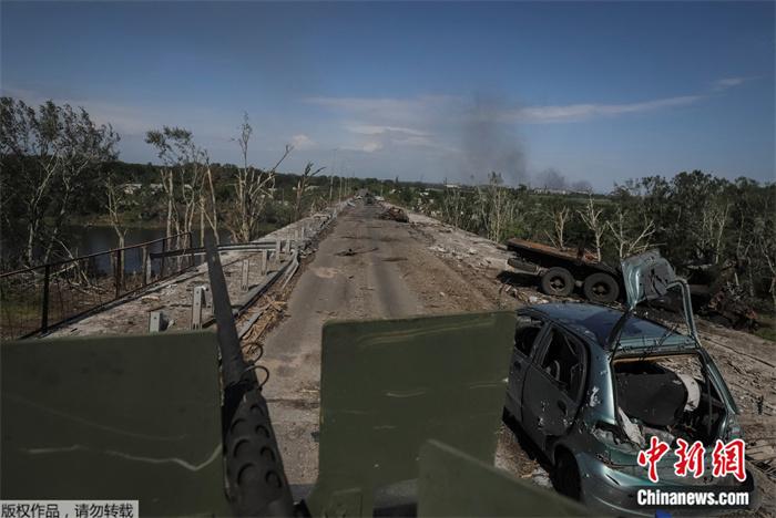 2022年6月2日,行驶在卢甘斯克地区北顿涅茨克的军车。图片来源:路透社。 2022年6月2日,行驶在卢甘斯克地区北顿涅茨克的军车。图片来源:路透社。