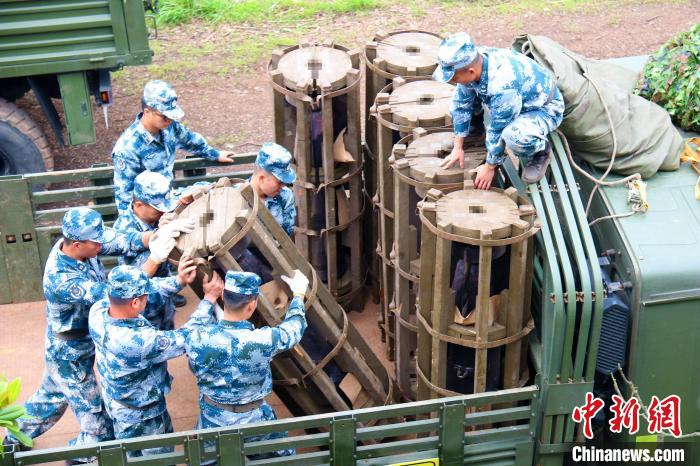 物资紧急发付。　唐彪 摄