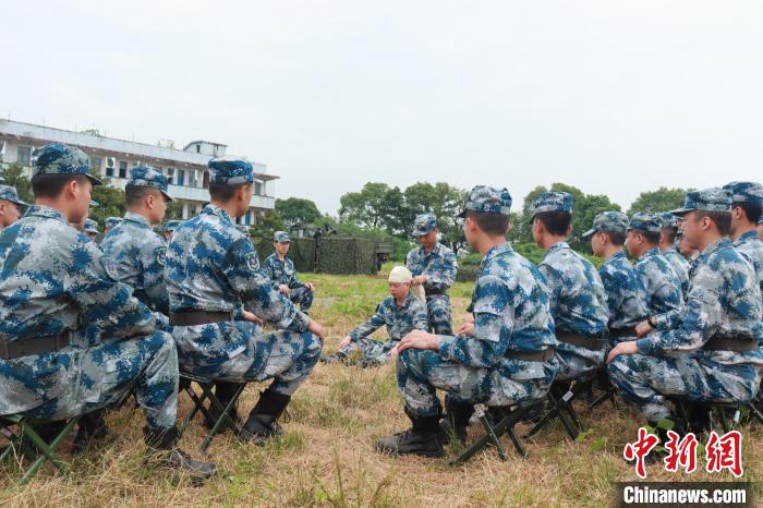 战伤救护训练。　唐彪 摄