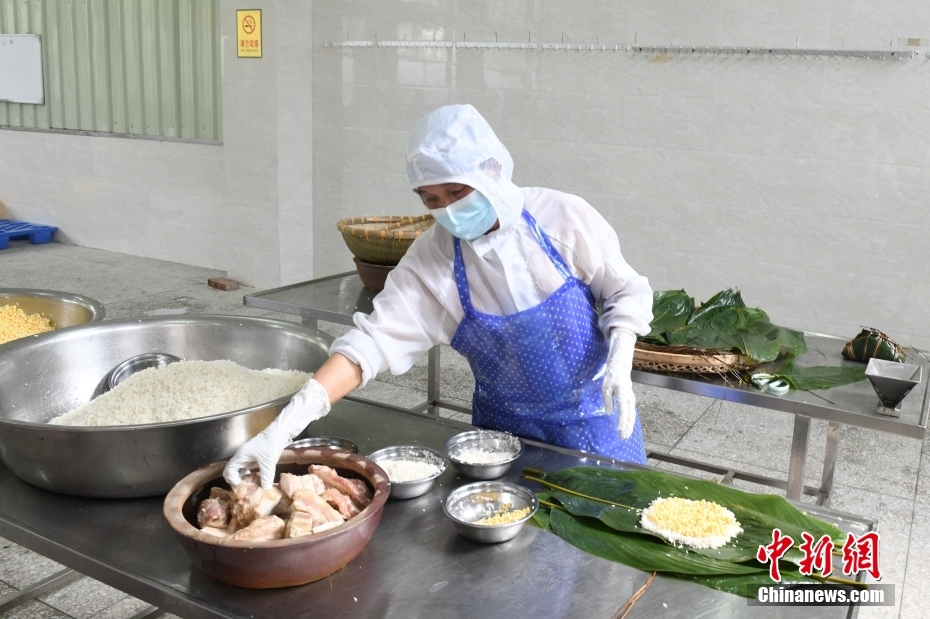 图为5月26日,包粽师傅将腌制五花肉放入大粽内。 <a target='_blank' href='/'>中新社</a>记者 林浩 摄 图为5月26日,包粽师傅将腌制五花肉放入大粽内。 <a target='_blank' href='/'>中新社</a>记者 林浩 摄