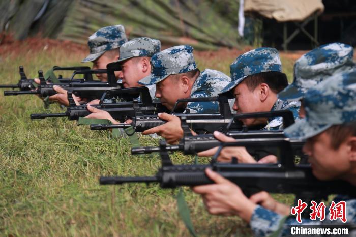 枪械操作训练。　唐彪 摄