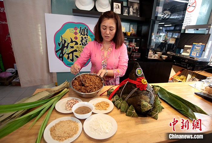 6月2日,马来西亚槟城古早味娘惹粽的第四代传人黄瑞燕正在包娘惹粽。图为黄瑞燕展示娘惹粽的独特馅料。 <a target='_blank' href='/'>中新社</a>记者 陈悦 摄 6月2日,马来西亚槟城古早味娘惹粽的第四代传人黄瑞燕正在包娘惹粽。图为黄瑞燕展示娘惹粽的独特馅料。 <a target='_blank' href='/'>中新社</a>记者 陈悦 摄