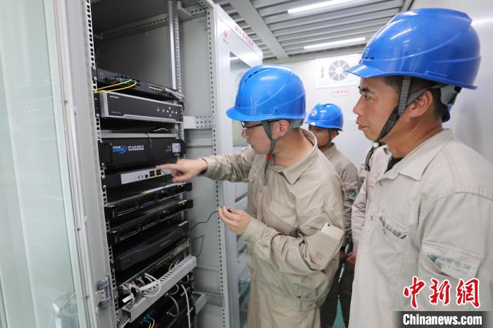 供电部门专业人员进行微电网“黑启动”联动操作。　张伏锦 摄