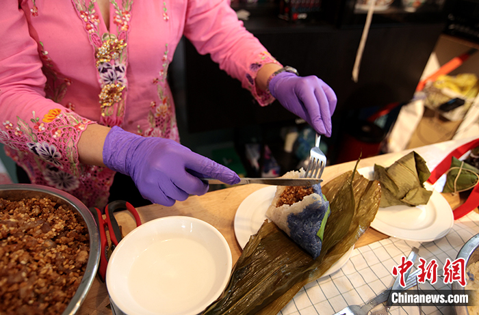 6月2日,马来西亚槟城古早味娘惹粽的第四代传人黄瑞燕正在展示制作好的娘惹粽。 <a target='_blank' href='/'>中新社</a>记者 陈悦 摄 6月2日,马来西亚槟城古早味娘惹粽的第四代传人黄瑞燕正在展示制作好的娘惹粽。 <a target='_blank' href='/'>中新社</a>记者 陈悦 摄