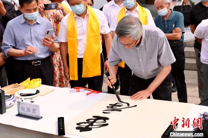 赵雁君为“金庭笔会”开笔，写下“金庭问道” 项菁 摄