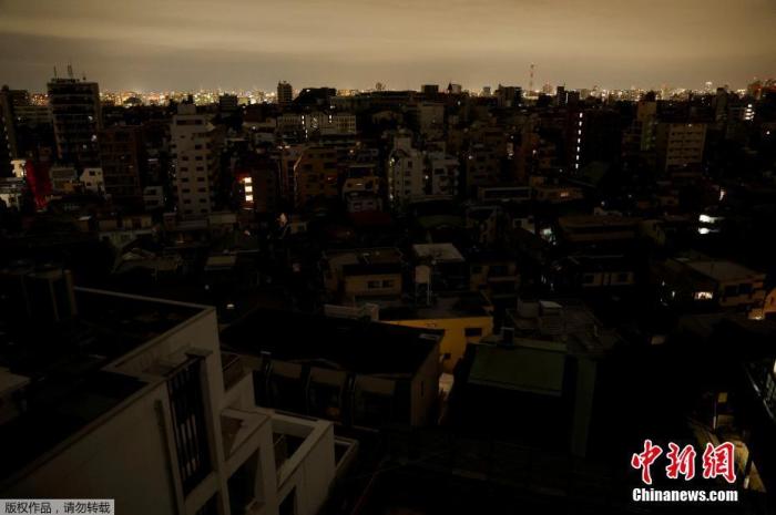 当地时间3月16日晚，日本本州东岸海域接连发生两次强震，多地大规模停电震感强烈。图为当地时间3月17日，地震发生后东京丰岛区住宅陷入停电中。