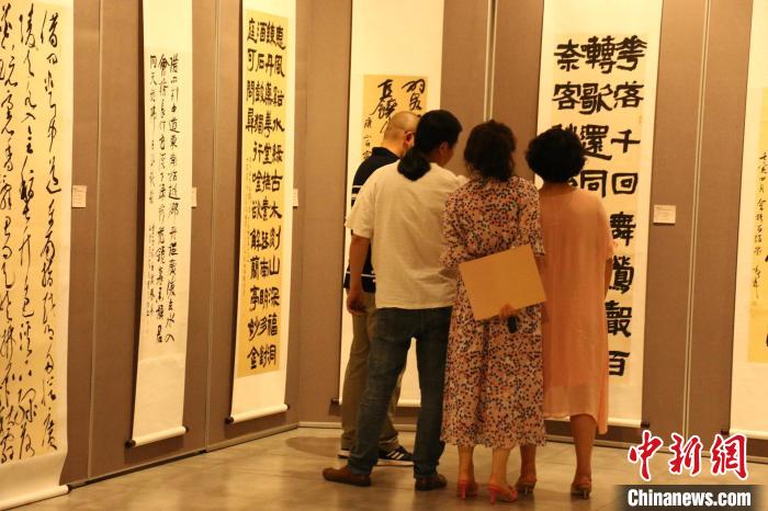 民众欣赏中日韩书法作品 项菁 摄