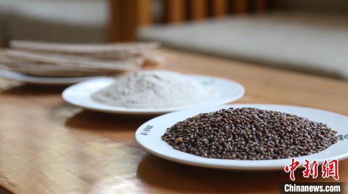 图为河北省邯郸市馆陶县黑小麦产品。　郭江鹏 摄