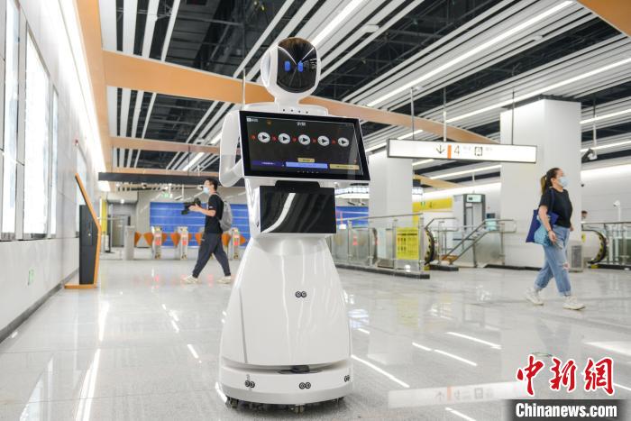 图为重庆轨道交通4号线二期铁山坪站设有能为乘客提供购票、指引等服务的智能机器人。　何蓬磊 摄