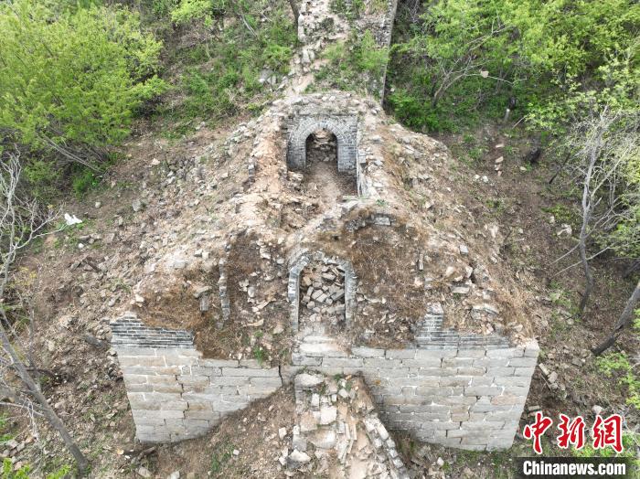 图为延庆区大庄科段长城4号敌台考古前(东向西)。 北京市文物局供图 图为延庆区大庄科段长城4号敌台考古前(东向西)。 北京市文物局供图