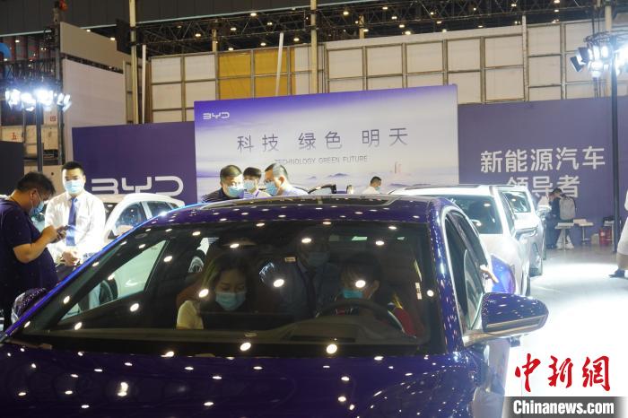 图为市民体验新能源汽车。　刘鹏 摄