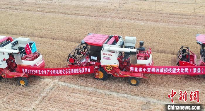 图为农机手正在进行赛前准备。(无人机照片) 卢新阳 摄 图为农机手正在进行赛前准备。(无人机照片) 卢新阳 摄