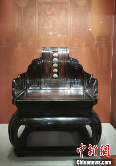 清乾隆紫檀嵌玉背宝座 程景伟 摄