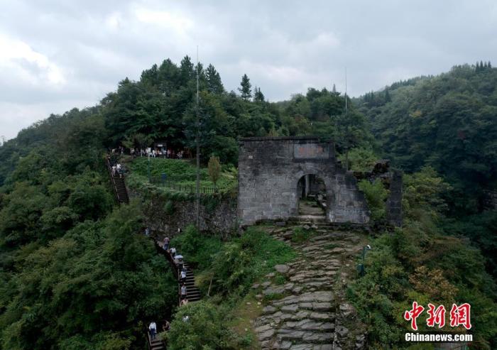 资料图：航拍视角俯瞰世界遗产——遵义海龙屯的飞龙关。。<a target='_blank' href='/'>中新社</a>记者 侯宇 摄