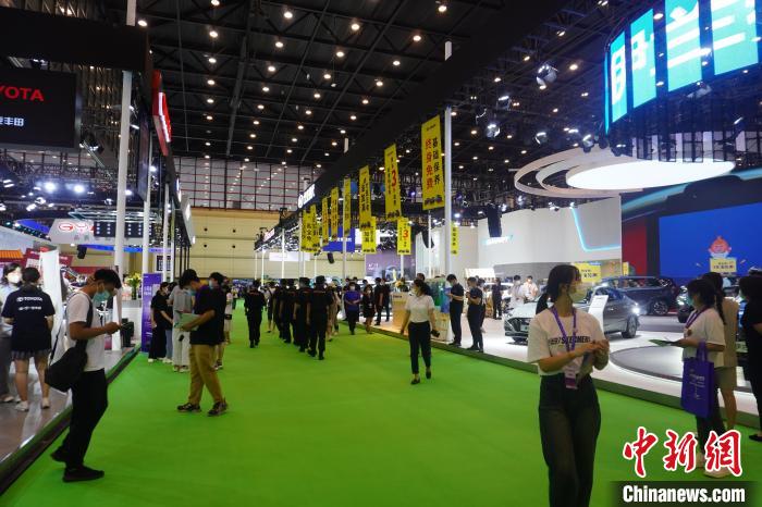 图为车展现场。　刘鹏 摄
