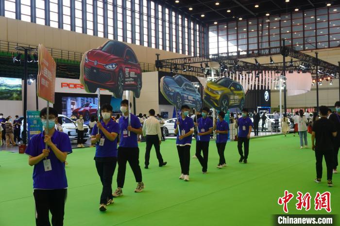 图为工作人员举牌宣传促销。　刘鹏 摄